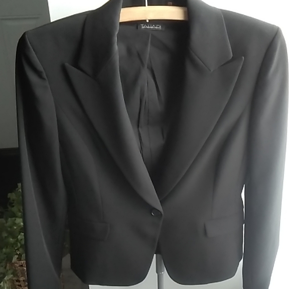 Elie Tahari Jackets & Blazers - Cropped TAHARI Tuxedo Blazer